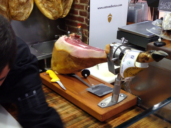 The accoutrements for how thin sliced Jamos (Ham) is cut.